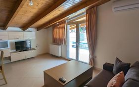 Samaras Apartments In Kamena Vourla